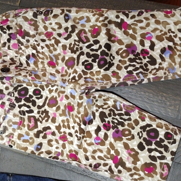 2 CHILDREN'S PLACE CAPRIS SZ 8 AND 2 TEES SZ 7 / 8 - Picture 8 of 16